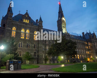 Washington D.C., District of Columbia, Sommer 2018 [USA, Georgetown University bei Nacht, Kapelle und Healy Hall Häuser Klassenräume und die un Stockfoto