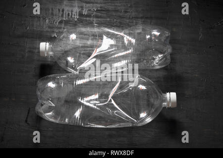 Plastikflaschen auf hölzernen Backkground Stockfoto