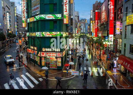 Grüne Erbsen Pachislo Pachinko und Menschen auf einem Platz am Shinjuku JR Bahnhof Süd Ausfahrt, Tokio, Honshū, Japan Stockfoto