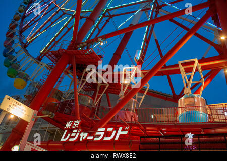 Riesige Sky Wheel Riesenrad mit bunten Gondeln in der Palette Town, Odaiba, Tokio, Japan Stockfoto