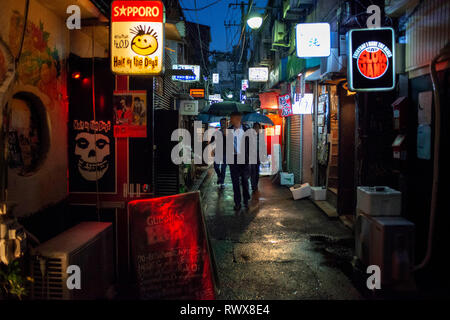 Bars und Restaurants in der Golden Gai Bezirk, Shinjuku Insel Honshu, Kanto, Tokio, Japan Stockfoto