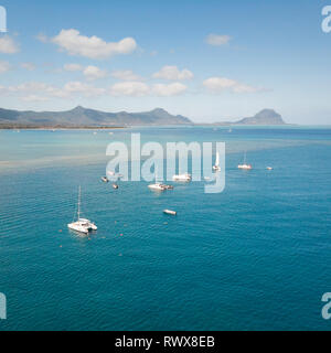 Von oben nach unten Luftaufnahme der Boote auf dem Riff von tropischen Strand von Black River, Mauritius Insel Stockfoto