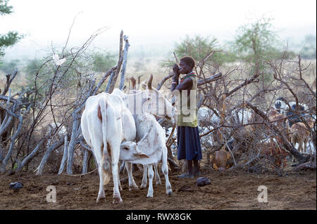 Frau in der karamojong Viehverschlag im Dorf, im Norden Ugandas Stockfoto