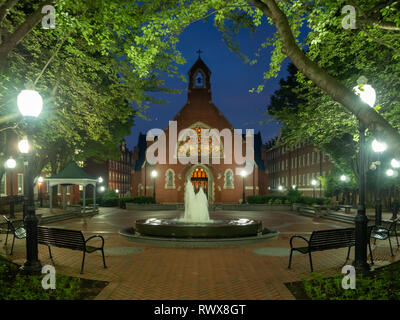 Washington D.C., District of Columbia, Sommer 2018 [USA, Georgetown University bei Nacht, Kapelle und Healy Hall Häuser Klassenräume und die un Stockfoto