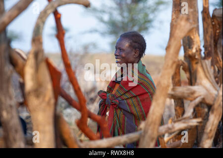 Frau in der karamojong Viehverschlag im Dorf, im Norden Ugandas Stockfoto