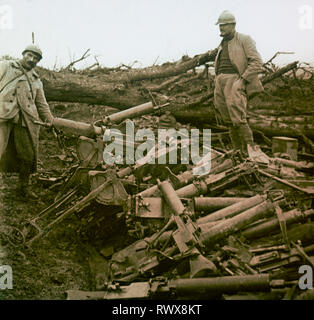 Fotografie, zwei Soldaten stolz die Beute zu zeigen nach dem Angriff auf Chaulnes 1916 Stockfoto
