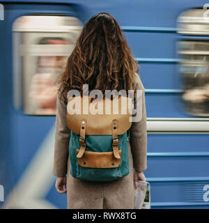 Junge Frau curly red head girl Reisenden mit Rucksack und Karte in der Nähe der U-Bahn Station vor dem Zug Stockfoto