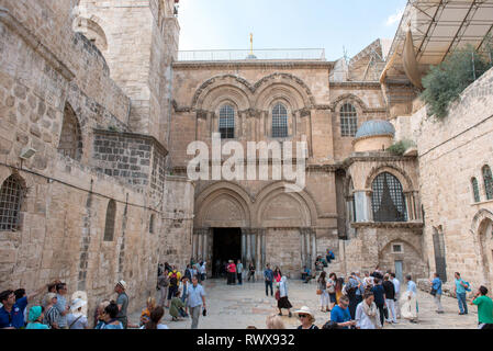 JERUSALEM, Israel - 15. MAI 2018: Touristen, die in der Kirche des Heiligen Grabes, der als Ort der Kreuzigung und der identifiziert wird Stockfoto