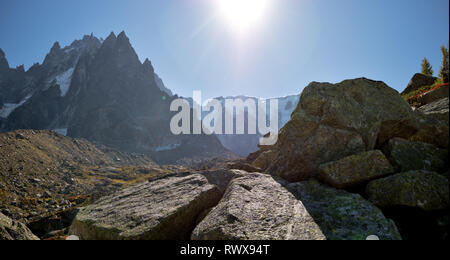 Die hohen Gipfel auf das Tal von Chamonix und die Mont Blanc Massiv in das Dorf von Chamonix in Frankreich. Stockfoto