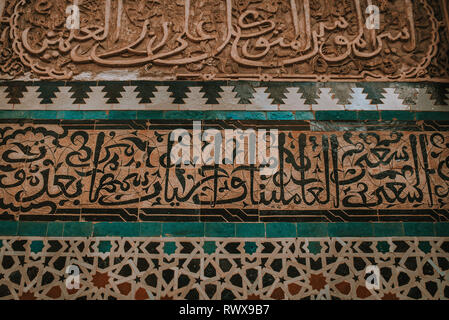 Nahaufnahme des arabischen Textes in Fes Marokko Stockfoto