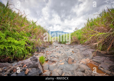 Lokon, zusammen mit dem Berg Empung, ist ein Vulkan im Norden von Sulawesi, Indonesien, etwa 10 km südlich von Manado. Stockfoto