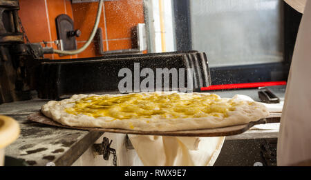 Schiacciata all'olio ist einer der Toskana top Bäckerei behandelt. Es ist eine Art von Fladenbrot mit Mehl, Wasser, Hefe, Salz und Olivenöl. Stockfoto