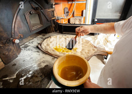 Schiacciata all'olio ist einer der Toskana top Bäckerei behandelt. Es ist eine Art von Fladenbrot mit Mehl, Wasser, Hefe, Salz und Olivenöl. Stockfoto