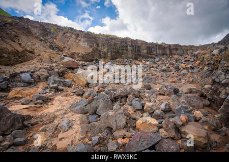 Lokon, zusammen mit dem Berg Empung, ist ein Vulkan im Norden von Sulawesi, Indonesien, etwa 10 km südlich von Manado. Stockfoto