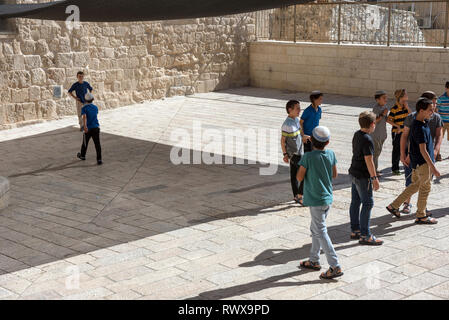 JERUSALEM, Israel - 16. MAI 2018: Schule Kinder spielen auf den Straßen von Jerusalem Altstadt im Jüdischen Viertel Stockfoto