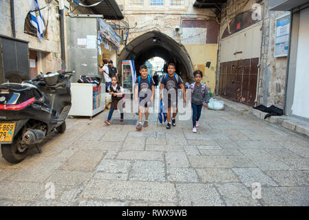 JERUSALEM, Israel - 16. MAI 2018: Schule Kinder zu Fuß auf den Straßen von Jerusalem Altstadt im Jüdischen Viertel Stockfoto