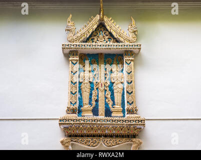 Goldener Engel Stuck im traditionellen thailändischen Stil für die Dekoration in der Kirche an der Wand, im Norden von Thailand. (öffentliche Bereich nicht erforderlich Property Release) Stockfoto