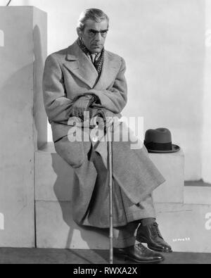 BORIS KARLOFF in voller Länge Porträt Werbung 1933 für den GHOUL Gaumont British Picture Corporation Stockfoto