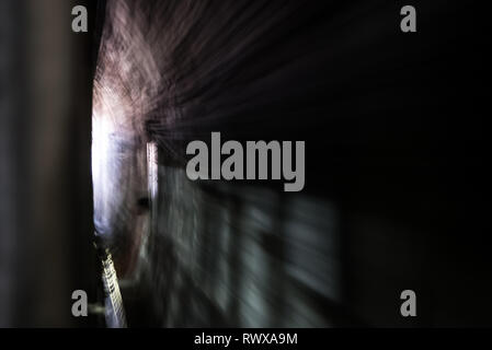Das Licht am Ende des Tunnels von den fahrenden Zug mit den unscharfen konzentrieren. (Motion Blur) Stockfoto