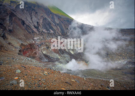 Lokon, zusammen mit dem Berg Empung, ist ein Vulkan im Norden von Sulawesi, Indonesien, etwa 10 km südlich von Manado. Stockfoto