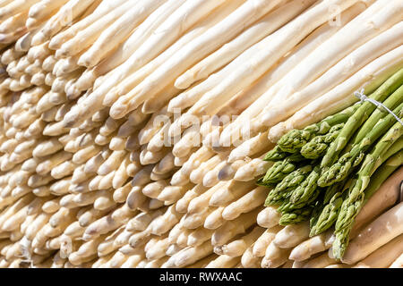 Frischen weißen und grünen Spargel Hintergrund Stockfoto