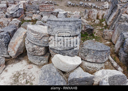 Eine Gruppe von geschnitzten Maya Stein Objekte im Mayan Stätte von kabah von zerstörten Gebäuden oder Ausgrabung Stockfoto