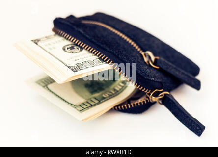 Schwarz Velours Leder Brieftasche auf weißem Hintergrund mit Dollar isoliert Stockfoto