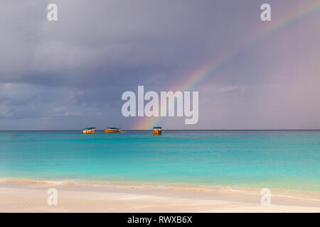 Regenbogen im Paradies - wunderschöne Regenbogen auf den Malediven mit Booten in den Hintergrund Stockfoto
