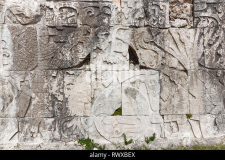 Nahaufnahme eines großen Maya Steinbildhauerei Darstellung Soldaten, Lizenzgebühren und möglicherweise ein König, von der Maya Stadt der tschetschenischen Itza Stockfoto
