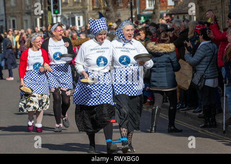 Bild vom 5. März zeigt das Weltälteste Pfannkuchen Rennen auf den Straßen von Olney, Bucks, am Dienstag Morgen. Mehr als 2000 Menschen auf den Straßen von Olney, Buckinghamshire zu 25 Townswomen fahren sehen, gekleidet wie Hausfrauen, konkurrieren in der ältesten Pancake race in der Welt von heute (Dienstag). Die Frauen trugen Röcke, Schürzen und Kopftüchern, wie sie lief mit skillets und Pfannkuchen, um die Ziellinie in der 574 Jahre alten Rasse in der kleinen Marktstadt. Die historische Faschingsdienstag Rennen, das im Jahr 1445 gestartet, ist offen für Frauen über 18, die in der malerischen Stadt für mehr als drei gelebt haben Stockfoto