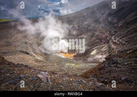 Lokon, zusammen mit dem Berg Empung, ist ein Vulkan im Norden von Sulawesi, Indonesien, etwa 10 km südlich von Manado. Stockfoto