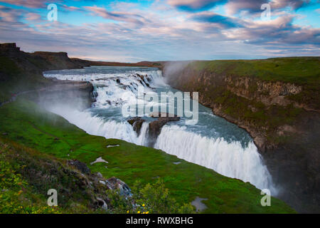 Erstaunlich große schöne Wasserfall Gullfoss, Wahrzeichen in Island Sommer Saison Stockfoto