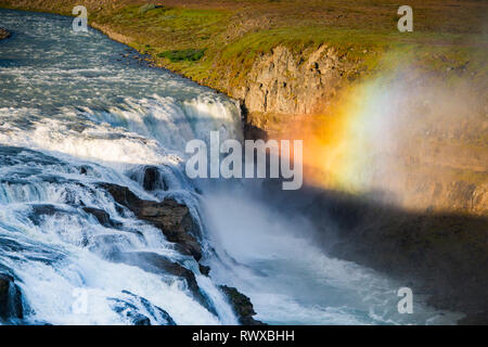 Erstaunlich große schöne Wasserfall Gullfoss, Wahrzeichen in Island closeup schoß, Regenbogen, Sonnenuntergang Stockfoto