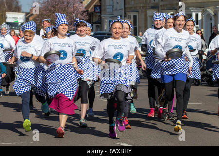 Bild vom 5. März zeigt das Weltälteste Pfannkuchen Rennen auf den Straßen von Olney, Bucks, am Dienstag Morgen. Mehr als 2000 Menschen auf den Straßen von Olney, Buckinghamshire zu 25 Townswomen fahren sehen, gekleidet wie Hausfrauen, konkurrieren in der ältesten Pancake race in der Welt von heute (Dienstag). Die Frauen trugen Röcke, Schürzen und Kopftüchern, wie sie lief mit skillets und Pfannkuchen, um die Ziellinie in der 574 Jahre alten Rasse in der kleinen Marktstadt. Die historische Faschingsdienstag Rennen, das im Jahr 1445 gestartet, ist offen für Frauen über 18, die in der malerischen Stadt für mehr als drei gelebt haben Stockfoto