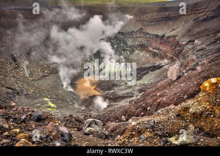 Lokon, zusammen mit dem Berg Empung, ist ein Vulkan im Norden von Sulawesi, Indonesien, etwa 10 km südlich von Manado. Stockfoto