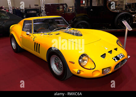 Dreiviertel Vorderansicht eines gelben, 1969 Ferrari 400i Speciale auf dem Vintage und Prestige Stand der London Classic Car Show 2019 Stockfoto