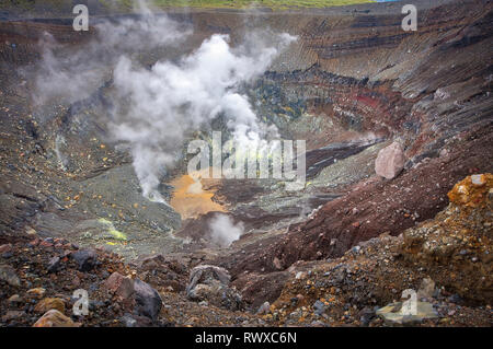 Lokon, zusammen mit dem Berg Empung, ist ein Vulkan im Norden von Sulawesi, Indonesien, etwa 10 km südlich von Manado. Stockfoto