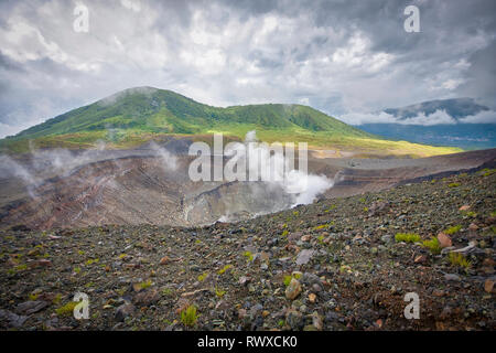 Lokon, zusammen mit dem Berg Empung, ist ein Vulkan im Norden von Sulawesi, Indonesien, etwa 10 km südlich von Manado. Stockfoto