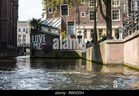 Amsterdam, Niederlande, 20. April 2017: Schöne Aussicht auf Amsterdam Grachten mit Brücke und typisch holländischen Häusern. Niederlande Stockfoto