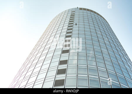 Unterseite Panoramablick und Blick auf Stahl blau Glas Hochhaus Wolkenkratzer, Business Konzept der erfolgreiche industrielle Architektur Stockfoto