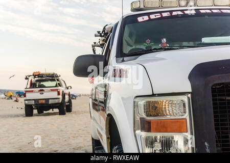 Ein paar der Ocean Rescue beach Patrol auf Aufgabe Stockfoto