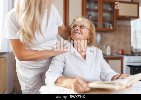 Die Betreuung und Unterstützung für ältere Menschen Stockfoto