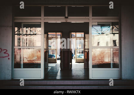 Alte und geöffnet Eingang eines kleinen Bahnhofs. Stockfoto