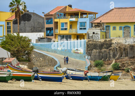 Kapverden, Insel Santiago: bunte Häuser und Angeln Lastkähne auf dem Sand am Strand von Tarrafal *** Local Caption *** Stockfoto