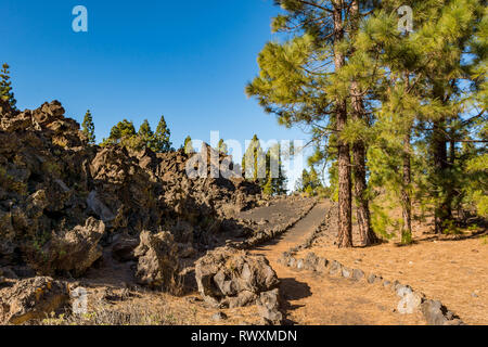 Breite Fußweg durch spektakuläre vulkanische Landschaft führt. Stockfoto