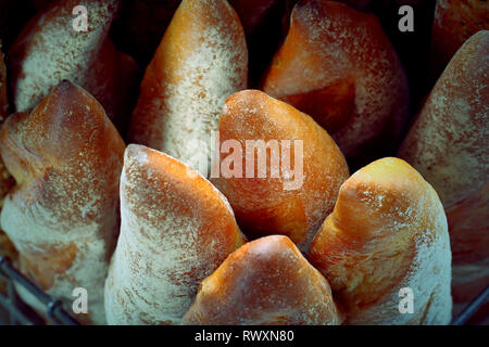 Frisches Baguette in Metall Korb, Nahaufnahme, Vintage anzeigen Stockfoto
