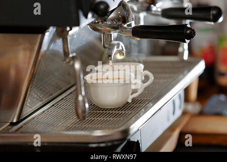 Nahaufnahme von Espressomaschine, Cappuccino Tasse Kaffee Stockfoto