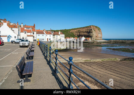 Staithes Hafen an der Küste von North Yorkshire, England. Einen sonnigen Frühling Morgen in dieser malerischen Fischerdorf. Stockfoto