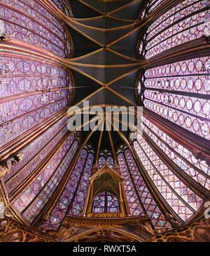 Wade winkel Blick auf das Innere der Sainte-Chapelle in Paris Stockfoto