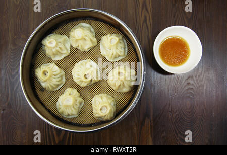 Platte der Knödel in einem kleinen chinesischen Restaurant in Hangzhou Stockfoto